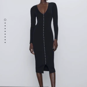 Stickad klänning - Så fin klänning från Zara. Oanvänd med lappar kvar. Kan skicka foto på den jag har hemma men då jag inte använt den var det enklare att ta zaras egna foton. Storlek S men passar även XS och kanske även en M då jag tycker den är väldigt rymlig och stretchig. 