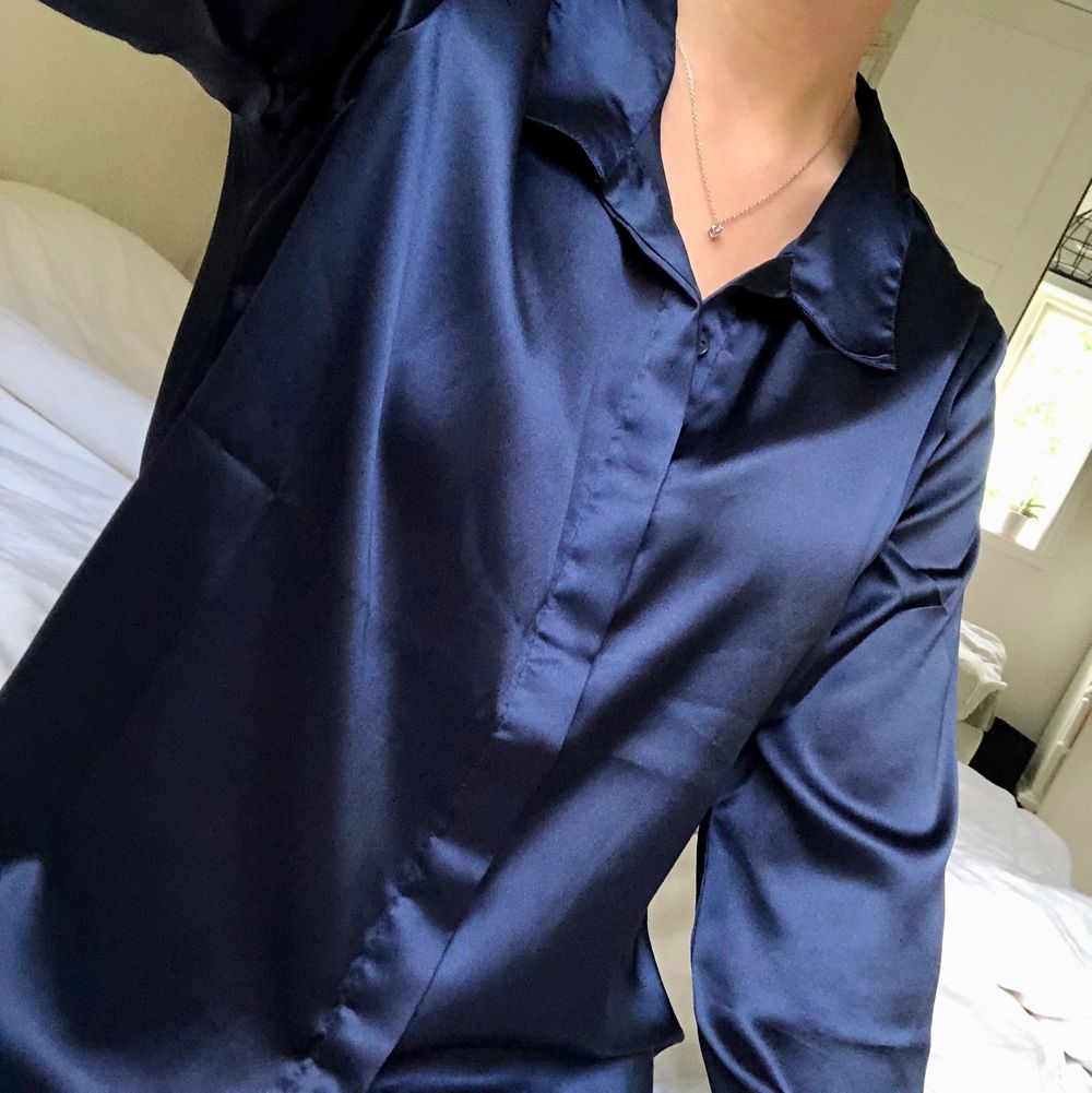 Marinblå silkesskjorta i strl 34 men passar mer en 36!💙. Skjortor.