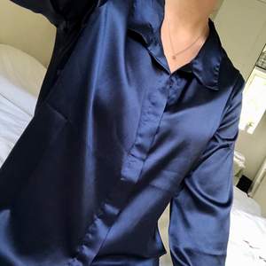 Marinblå silkesskjorta i strl 34 men passar mer en 36!💙