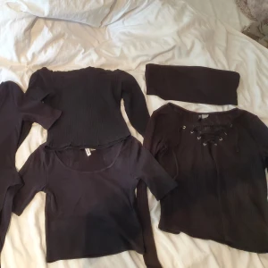5 st svarta toppar o tröjor - allt är i strl s och allt är använt förutom bandeaun och bodyn. det mesta från hm, boohoo, fashion nova. kan gå ner i pris vid snabb affär