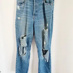 Håliga jeans med baggy fit som är gaaalet snygga. Roséguldiga detaljer vid fickorna. Sparsamt använda, säljer pga för små för mig. Sitter snyggare på än så de ser ut på bilden!!!