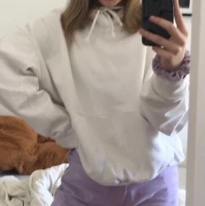 Vit oversize hoodie  - Oversized hoddie från weekday i deras Alisa modell. Använd men ändån fint skick, (dock är de en fläck så jag ska tvätta den o se om de går bort, annars tar jag bort anonsen) nypris 350kr säljer för 100+frakt 