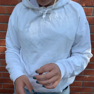 Vit hoodie - Tunnare hoodie med luva och snören, ganska gammal men i bra skick och färg. Du står för frakten:)