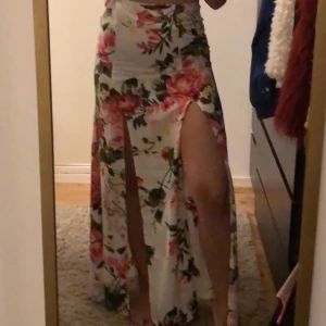 Blommig kjol  - En blommig kjol från bikbok i storlek S.... med slits. ⚡️  Kolla gärna in resten i min profil 🌎 Pris går att diskuteras!  Köpare står för frakt  📦 (66kr) totalt- 146kr 