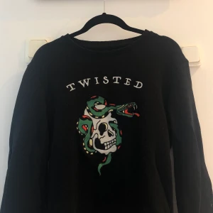 Tjocktröja från Pull&bear - Svart tjocktröja med sydd text och orm. Storlek S nästintill aldrig använda. 