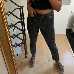 Jeans - Mörkgråa jeans med stjärnor på⭐️