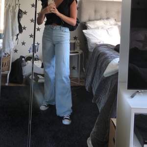 Supersnygga jeans från monki i modellen ”Yoko”. Storlek 27