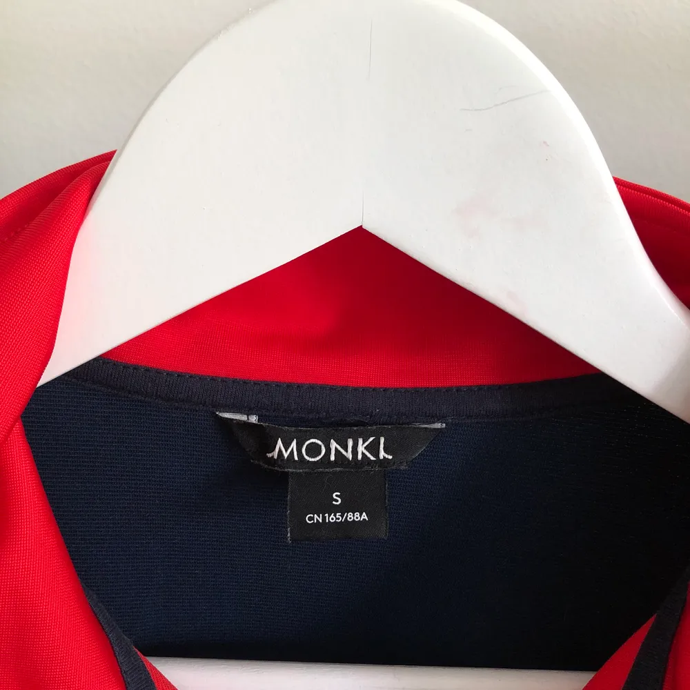 Supersnygg zipper från Monki! Använd 1 gång, är som ny. Möts upp i Stockholm eller fraktar, då köparen står för frakt!. Jackor.