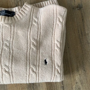 Ralph Lauren, M  - En klassisk stickad Polo-tröja, i löst sittande modell. Varm och gosig, perfekt för hösten och vintern. Frakten ingår! 