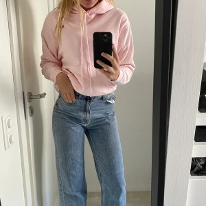 Ljusrosa Hoodie från Levis  - Skön, relativt stor ljusrosa hoodie med luva & snöre. Super snygg & bekväm perfekt till hösten. Stlk XS men stor i storleken 