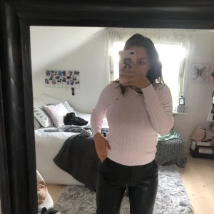 Kabelstickad tröja - En väldigt fin kabelstickad tröja från gant i ljusrosa, säljer då den inte används. Jättebra skick! Köparen står för frakt💕💕