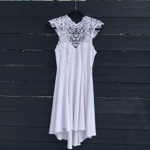 vit fest/sommarklännning storlek S - En vit lite finare sommar/festklänning i storlek S från bubbelroom. Använd 1 gång. Säljs pga för liten.