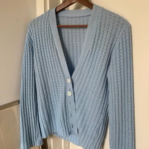 Stickad Kofta - Lägger ut igen pga oseriös köpare. Jättehärlig stickad kofta som är köpt på second hand så vet inte märke eller storlek men den sitter som en S på mig. Köp direkt för 100 kr + 63 kr frakt, är fler intresserade blir det budgivning! 