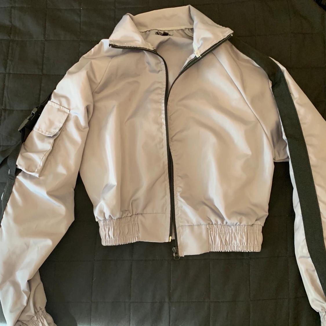 Vindjacka grå med svarta detaljer  - 90