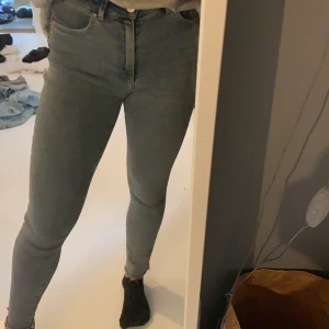 Jeans - Knappt använda jeans💓💓💓 pris kan diskuteras, köparen står för frakt annars kan jag mötas upp