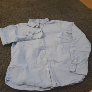 Från uniqlo skjorta - Hej jag har använt 2 gång. Jag har köpt 3 års sedan 
