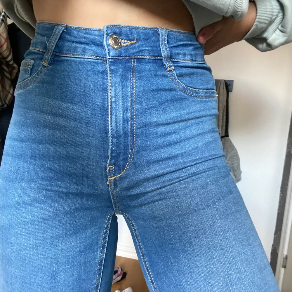 Ett par blå jeans från gina, i den populära modellen molly. Inköpta i vintras och använda ca 3 gånger sedan dess , nyskick! Frakt tillkommer 💓. Jeans & Byxor.
