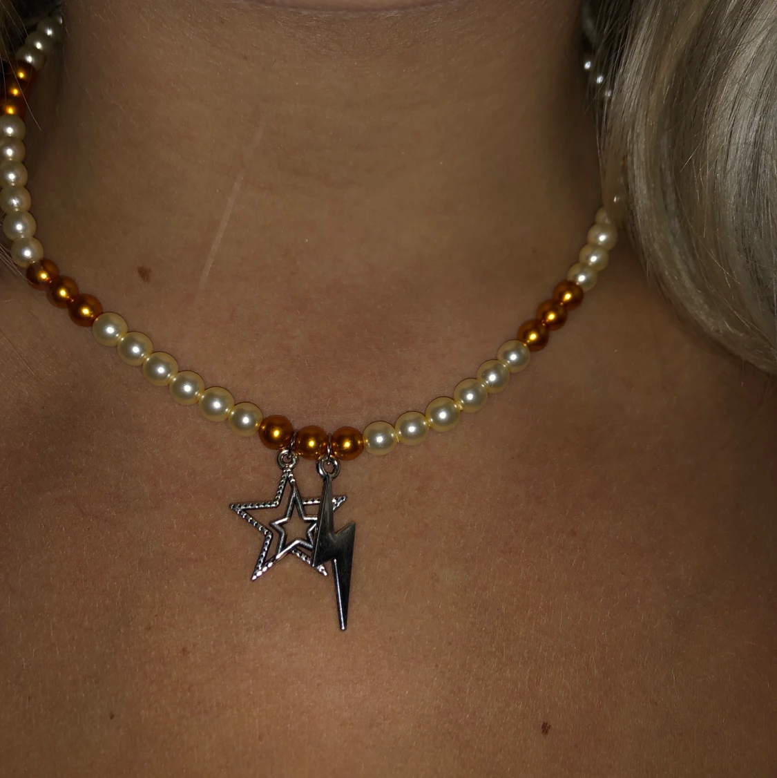 pärlhalsband med stjärna och blixt