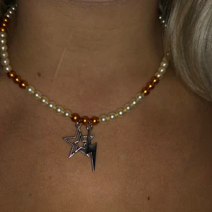 pärlhalsband med stjärna och blixt - 90kr 💫⚡️ +11kr i frakt, vita och guldiga pärlor💖