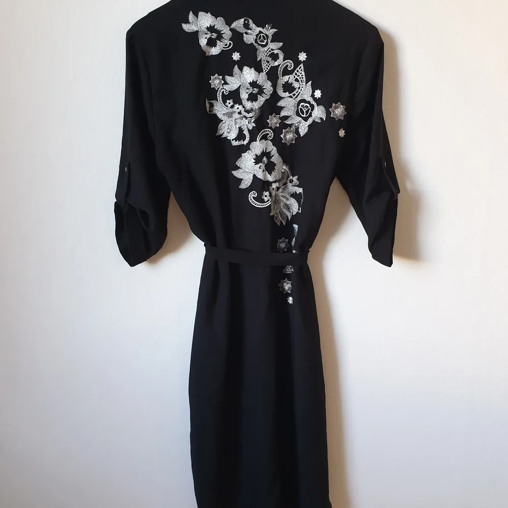 Black shirt dress wirh embroidery on the back . Size 12 - 38. . Klänningar.