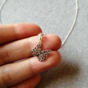 Fjäril halsband silver🦋 - Fjäril halsband i äkta silver, inköpt för 290kr. Använd bara en gång🦋