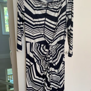 Klänning Cruise by Ilse Jacobsen - Superfin klänning från Ilse Jacobsen. Sparsamt använd. Storlek M. Nypris cirka 1500