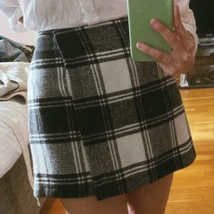 Preppy kjol, vintage?  - Superfin kjol i tjockt, ulligt material! Är köpt second hand och finns inga lappar i, men har en vintagekänsla om inte annat ☺️ dragkedja bak, 42 cm rakt över i midjan och 37 cm lång! 