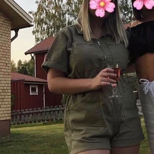 Playsuit Topshop  - Jättefin playsuit från Topshop💕! Köpt i London för ca ett år sedan och är väldigt sparsamt använd. Militärgrön i stl 40. Köparen står för frakten:)