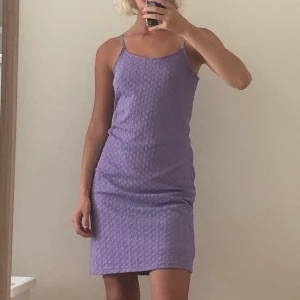 Lila klänning - Söt liten lila klänning. Storlek L men såhär sitter den på mig som är typ S👌🏻 