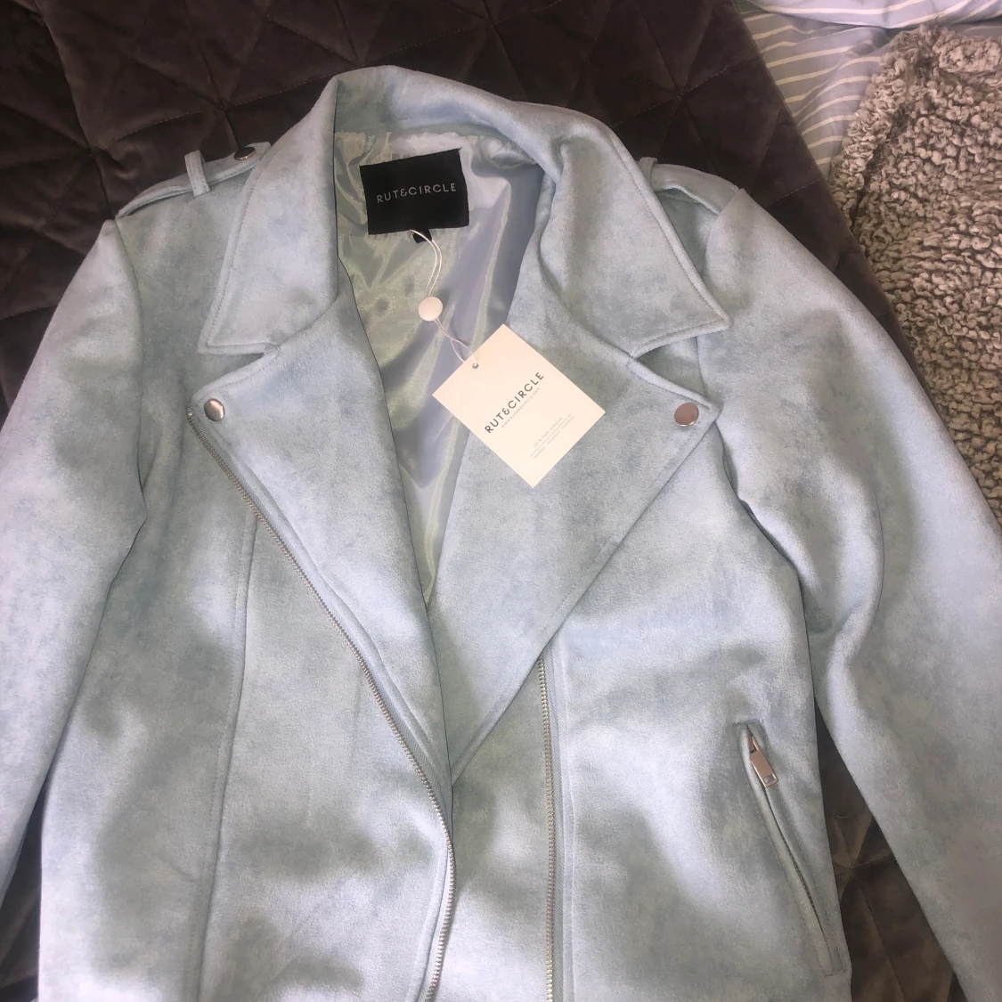 Säljer helt oanvänd ljusblå mocka jacka 🦋