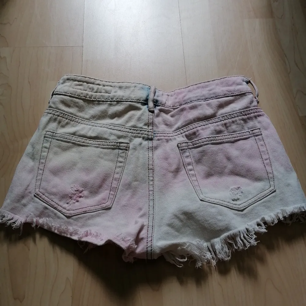 As balla shorts som tyvär inte blir använda,, väldigt fint skick💖så himla coola till ett rosa eller blått linne tex💖. Shorts.