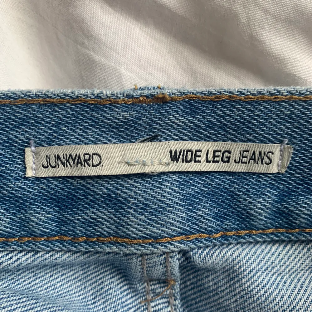 Säljer dessa populära jeans från junkyard då de är något för korta på mig (är ca 173). Jeansen är sparsamt använda. Köparen står för frakt som bör ligga på ca 66kr☺️. Jeans & Byxor.