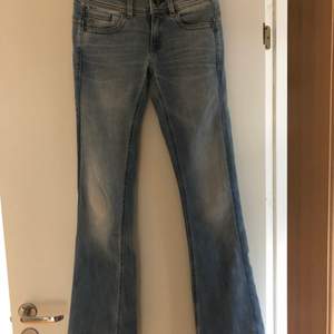 Säljer mina G-Star jeans då de är för små för mig. De är i storlek 25/32 och kostade 1400 i nypris. Endast använda en gång och sen bara legat i garderoben. Har en snygg ljus tvätt som syns bäst på sista bilden samt en bootcut-modell💜