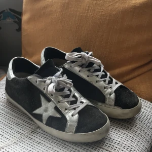 Golden goose sneakers - Golden goose sneakers köpta för 1 år sen. 