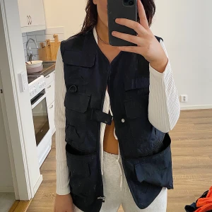 Junkyard väst  - Har använt denna ett antal gånger, dock inte mycket alls. Sitter skitcoolt på. Köpte den för 500 kronor ungefär, just denna modellen finns inte kvar 