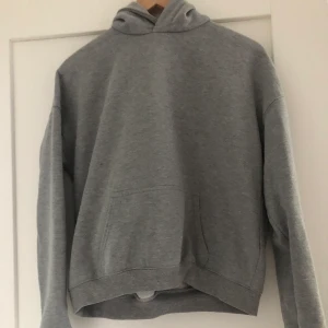 Grå hoodie - En fin grå tvådelad hoodie från hm. Man kan ha den med trycket fram elelr den gråa sidan fram, man väljer själv. Själv föredrar jag den gråa sidan fram. Använd ett fåtal gånger och säljer nu pågrund av att den inte används lika ofta💕
