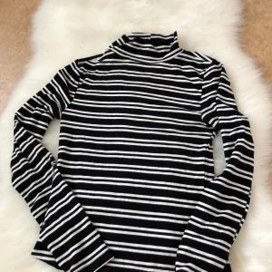 Randig långärmad tröja  - En långärmad tröja med lite högre krage! Denna är perfekt att ha under luftiga t-shirts för en mer edgy look:)