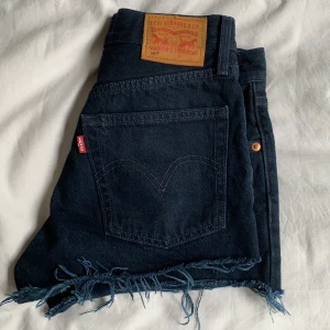 Levisshorts 501 - Jeansshorts från Levis i modellen 501, mörkblå. XS/S