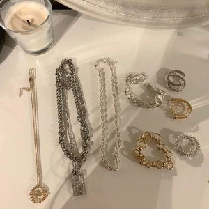 Smycken  - Säljer alla dessa smycken, inget har tappat färg och allt är i nyskick 