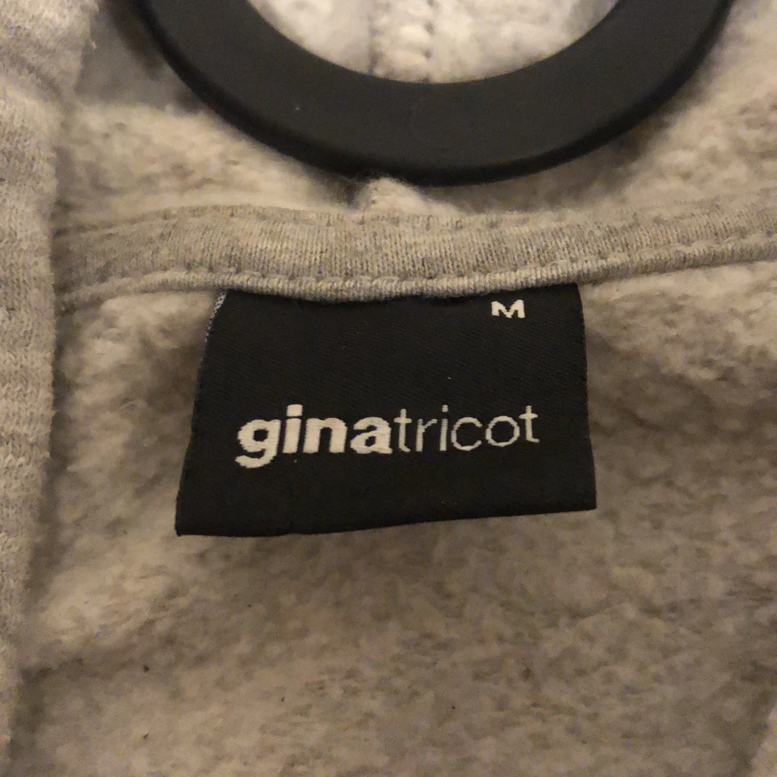 Hoodie ifrån Gina tricot, har använt många gånger men fortfarande i bra skick! - 90