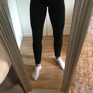 Svarta jeans från Levis  - Väldigt lite använda så ser ut som nya. Fortfarande helt svarta och stretchiga. Köparen står för frakten