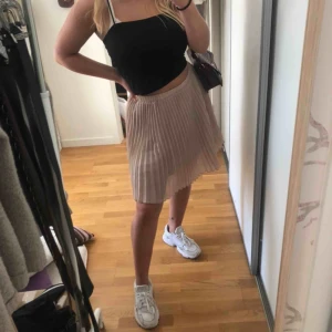  - Köpt second hand på kilo, trevlig plisserad kjol vad mer kan man säga lixom