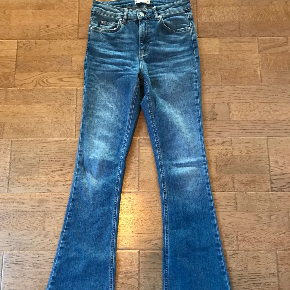 Blåa botcut jeans från Gina tricot. Storlek: S. Använda 1-2 gånger. Köptes för 399. Pris: 100 kr eller bud. Jeans & Byxor.