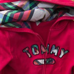Tommy hoodie i jättefint skick. Detaljer på text och i luva