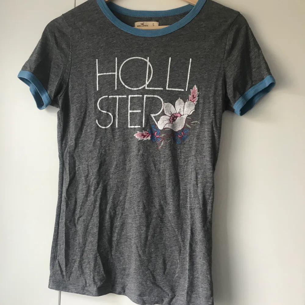 Använd några gånger men fortfarande i fint skick. Fin T-Shirt från Hollister som tyvärr inte kommer till användning längre. Är i storlek S men passar även XS skulle jag säga!💕. T-shirts.