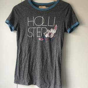 Använd några gånger men fortfarande i fint skick. Fin T-Shirt från Hollister som tyvärr inte kommer till användning längre. Är i storlek S men passar även XS skulle jag säga!💕