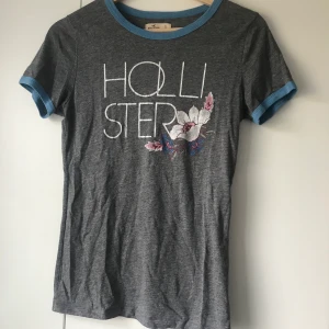 Hollister T-Shirt storlek S - Använd några gånger men fortfarande i fint skick. Fin T-Shirt från Hollister som tyvärr inte kommer till användning längre. Är i storlek S men passar även XS skulle jag säga!💕