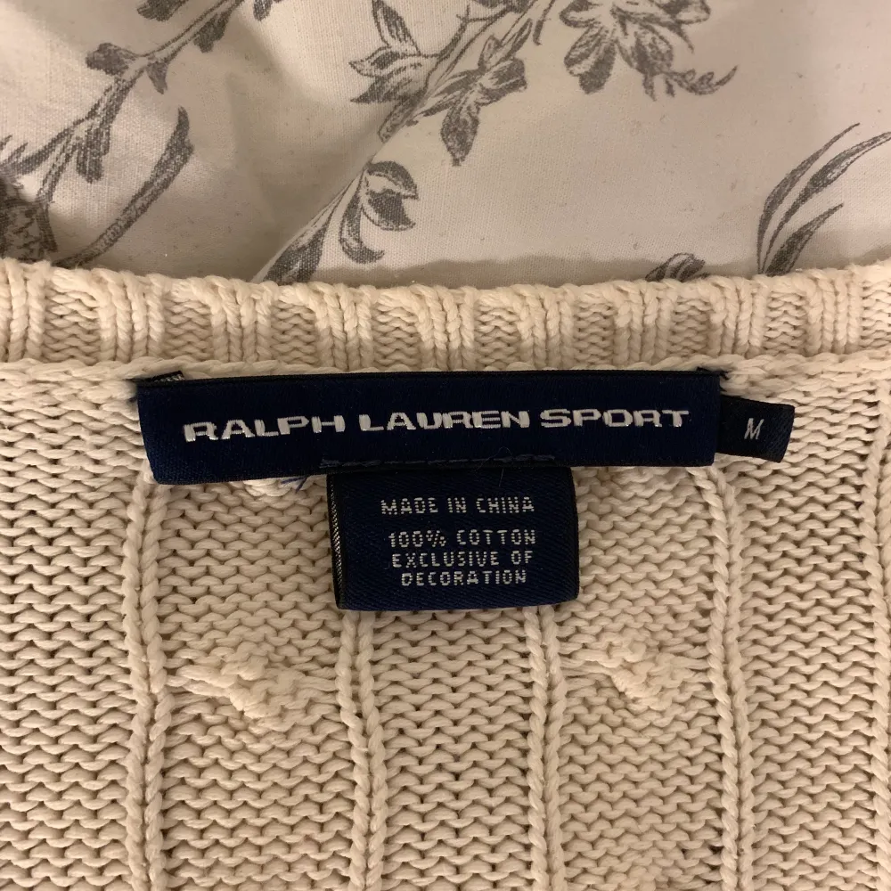 En stickad tröja från Ralph Lauren i storlek M men passar mig som vanligtvis är en S. Köpt här på plick för länge sen men används inte längre. Frakt tillkommer eller möts upp i Stockholm 🤍. Stickat.