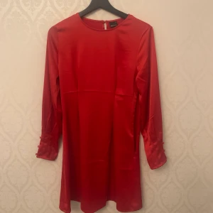 Klänning från Gina Tricot - Helt oanvänd klänning från Gina Tricot. Jättefint och skönt material. Knappar vid ärmarna. Storlek 34. Frakt tillkommer💋