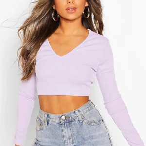 Säljer en petite - ribbad topp med lång ärm och knytdetalj bak i strl XS då den inte kom till användning 💕nyskick💕 - Aldrig använd, buda gärna i kommentarerna🦋